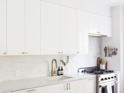 Kitchen With White Walls, Flat Kitchen Cabinet Doors, Distressed Kitchen Cabinets Diy, Ringhult Kitchen, Oxford Apartment, Kitchen Design Software Free, Ikea Ringhult, Eat In Kitchens, Kitchen Cabinet Molding