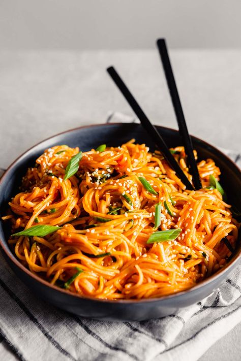 Gochuchang Noodles, Gochujang Recipe, Korean Cooking, Asian Noodles, Easy Asian Recipes, Noodle Soup Recipes, Pasta Noodles, Hoisin Sauce, Food Market