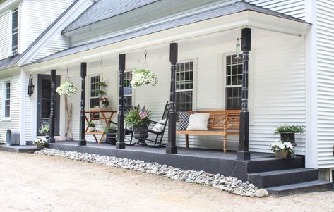 Long Front Porch, Front Porch Spring, Farmers Porch, Front Porch Bench, Summer Front Porch Decor, Decorating Rooms, Porch Landscaping, Front Porch Makeover, Farmhouse Front Porch