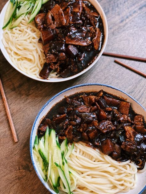 Black Noodles Korean, Korean Food Jajangmyeon, Jajjangmyeong Aesthetic, Jajjangmyeong Korea, Jajamyeon Noodles, Korean Jajangmyeon, Noodle Korean, Dinner Table Food, Dinner Korean