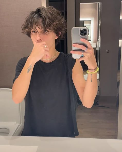 Gabi Livin Outfits, Lesbian Curly Hair Short Hairstyles, Chapstick Lesbian Haircut, Kirsty Patterson, Masc Women Hairstyles, Gabi Livin, Dana Aesthetic, Lesbian Short Hair, Short Haircut 2022