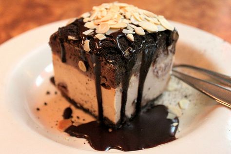 TGI Fridays Mocha Mud Pie Mud Pie Recipe, Tgi Fridays, Copycat Restaurant Recipes, Valentines Ideas, Cat Recipes, Tasty Food, Mud Pie, Frozen Treats, Pie Recipe