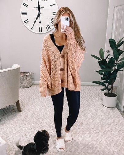 Casual Cardigan Outfits Leggings, Cropped Button Cardigan Outfit, Leggings Outfit With Cardigan, Cosy Spring Outfits, Off The Shoulder Cardigan Outfit, Oversized Button Cardigan Outfit, Cardigan Outfit Leggings, Cardigan With Leggings Outfit, Cardigan Outfit Fall Casual