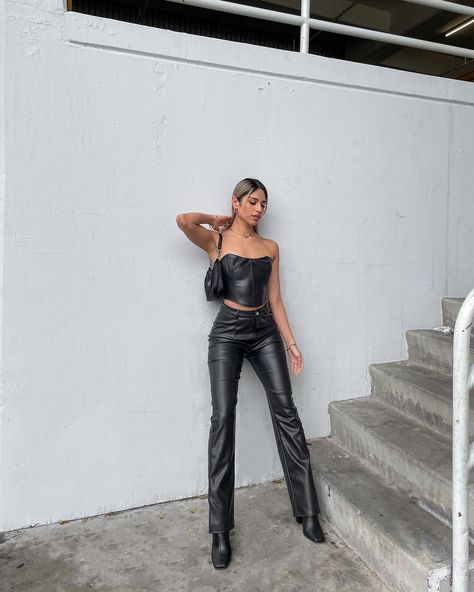 SHELLY 🤍 OUTFIT INSPO on Instagram: “The feminine urge to not wear a coat when it’s cold outside✨” Leather Jeans Outfit, Feminine Urge, Leather Pants Outfit, Fiesta Outfit, Leather Pants Women, Looks Party, Leather Jeans, Leather Corset, Cold Outside