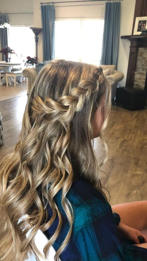 Grad Hairstyles, Simple Braid, Sanggul Modern, Cute Prom Hairstyles, Pageant Hair, Formal Hairstyles For Long Hair, Simple Prom Hair, Hoco Hairstyles, Fesyen Rambut