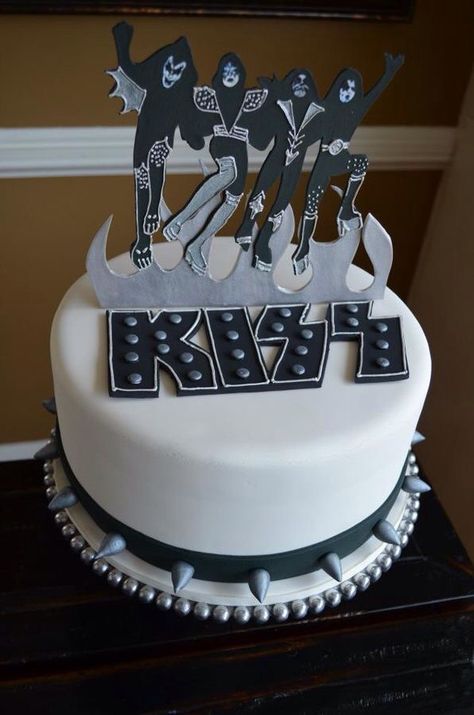 Kiss Bday Cake Kiss Band Party, Kiss Cakes, Kiss Birthday Party, Raiders Cake, Rock Cakes, Banda Kiss, Kiss Party, Cake Band, Birthday Kiss