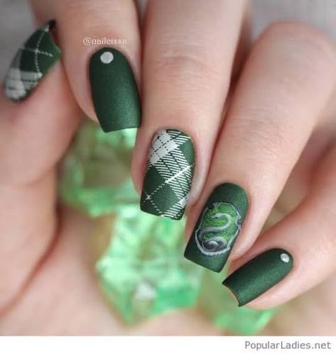 Elegant Green Nails, Green Nails For Christmas, Maquillage Harry Potter, Harry Potter Nails Designs, Harry Potter Nail Art, Harry Potter Nails, Unghie Nail Art, Green Nail Art, Green Nail Designs