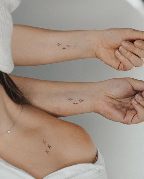 4 Sisters Tattoo Ideas, Coordinating Best Friend Tattoos, Triple Friendship Tattoos, Tattoo For Sisters Meaningful, Roomie Tattoos, Minimal Friendship Tattoo, Fine Line Friendship Tattoo, Best Friend Tattoos 3 People, Small Friendship Tattoos For 3