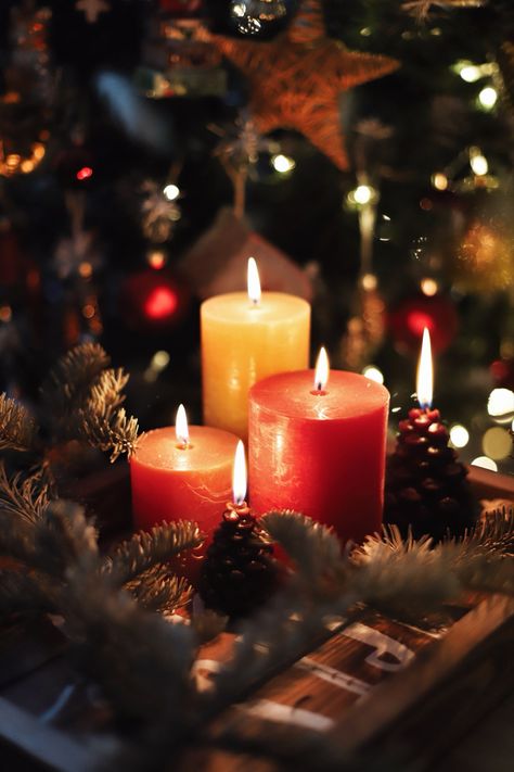 Candlelight Christmas Service, Candle Pics, Snow Candles, Christmas Candle Lights, Xmas Candles, Christmas Tree Wallpaper, Candle Images, Christmas Service, Church Candles