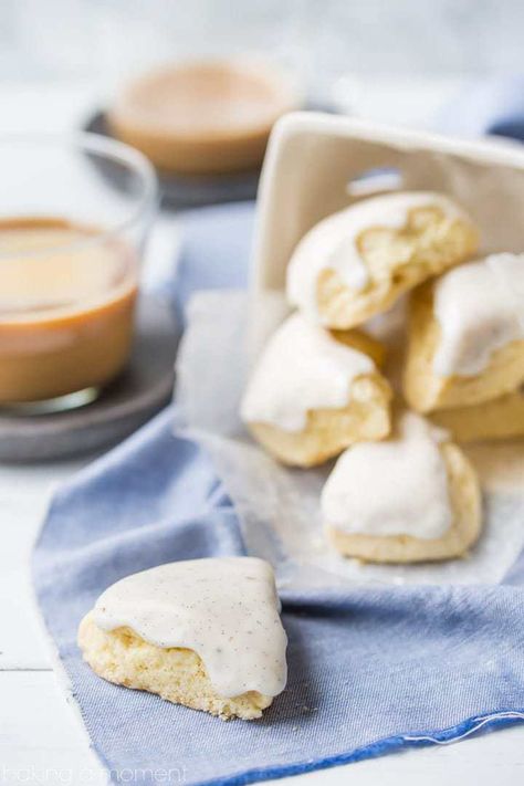 These homemade petite vanilla bean scones tasted even better than the Starbucks version! So simple to make and so good with a cup of coffee. food breakfast brunch Starbucks Vanilla Bean Scones, Starbucks Vanilla Bean, Vanilla Bean Scones, Blueberry Lemon Scones, Vanilla Desserts, Starbucks Egg Bites, Starbucks Vanilla, Kid Lunches, Breakfast Recipies