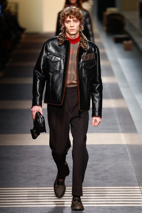 See the full Fall 2018 menswear collection from Fendi. Mens Business Casual, Men Inspiration, Fendi Men, Shoes Fashion Photography, Male Outfits, Smart Casual Menswear, Ripped Knee Jeans, Smart Casual Men, Stil Boho