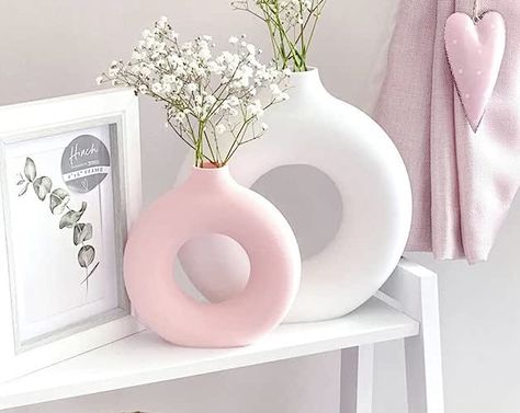 🤍The donut vase is a unique and modern take on the classic vase design. The flat lip of the donut allows for easy arrangement of your favourite dried flowers. This is what we love about the modern design, it’s simple enough that it can be used for any interior decor but interesting enough to grab attention. Luxury House Accesories, Vintage Maximalist Decor, Flat Vase, Donut Vase, Classic Vase, Vase Minimalist, Minimalist Pastel, Vase Deco, Pastel Home Decor