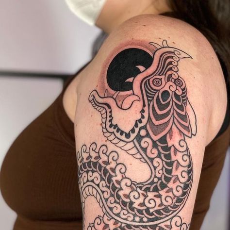 Simon Ban on Instagram: "Bakunawa, the moon-eating sea serpent from the Philippines 🌊🌑 Thank you Elenita for your trust and dedication to this piece. It’s always an honor to be trusted with the myths and legends from someone else’s heritage. It was a pleasure making this with you 👏�🏼 Drawn on and tattooed over four sessions at @thorns.tattoo #bakunawa #philippines #lunar #eclipse #lunareclipse #tattoo #blackwork #seaserpent #mythicalcreatures #myth #legend #thorns #thebay #freehand #drawnon" Bakunawa Philippines, Bakunawa Tattoo, Sea Serpent Tattoo, Thorns Tattoo, Spinal Tattoo, Serpent Tattoo, Nana Osaki, Myths And Legends, Sea Serpent