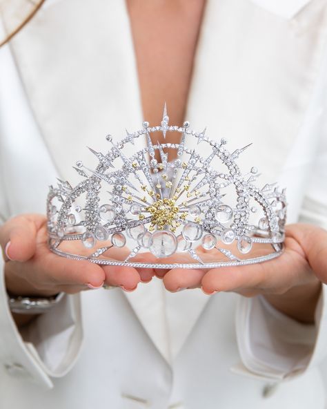 Royal Chaumet tiara presented in Paris new Les Ciels de Chaumet high jewelry collection. Set with yellow diamonds, colourless diamonds and rock crystals it could be a beautiful bridal Chaumet tiara for marriage! See more unique Chaumet jewels on my jewelry blog! #tiaras #crown #headdress #diamondjewelry Hair Diamonds Jewels, Chaumet Tiara, Unique Tiara, Crown Headdress, Headpiece Jewelry, Yellow Diamonds, Jewelry Show, Bridal Crown, Bridal Tiara