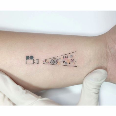 I love this idea 😍 Small Film Tattoo, Tattoos For Actors, Videographer Tattoo Ideas, Cinema Camera Tattoo, Cinema Tattoo Ideas Minimalist, Drama Tattoo Ideas, Film Related Tattoos, Film Inspired Tattoos, Movie Camera Tattoo