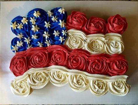 American Gag inspired pull apart cupcake cake Frosting Decorating, Pull Apart Cupcake, Pull Apart Cupcake Cake, Pull Apart Cake, Dad Birthday Cakes, Decorator Frosting, Pull Apart Cupcakes, Low Carb Cake, Cake Hacks