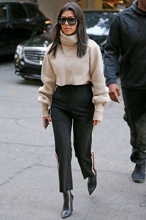 December 20, 2017 | Mom of three and reality television star Kourtney Kardashian continues to rock the coolest off-duty street style fashion looks. Estilo Kim Kardashian, Estilo Kardashian, Kourtney Kardashian Style, Robert Kardashian, Kardashian Outfit, Kendall Jenner Outfits, Jenner Outfits, Reality Tv Stars, Kardashian Style