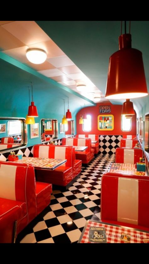 American Cafe Design, American Cafeteria, American Diner Interior, Retro Cafe Interior, American Diner Aesthetic, Retro Restaurant Design, 80s Cafe, Retro Diner Decor, Diner Interior