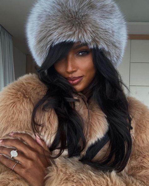 Jasmin Tookes, Ski Outfit, Jasmine Tookes, Fur Hat, Winter Hairstyles, Winter Aesthetic, Fur Fashion, Winter Fashion Outfits, Winter Coat