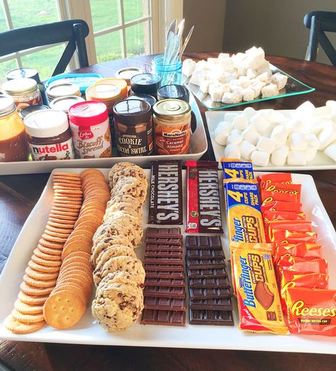 Everything You Need For The PERFECT Gourmet S'mores Party! Resep Starbuck, Smores Party, Smores Bar, Bonfire Party, S'mores Bar, Party Bars, Camping Food, Fire Pits, S Mores