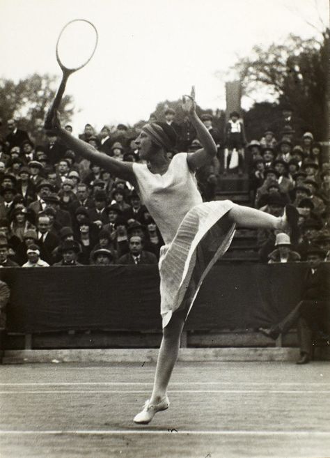 © Lothar Rübelt, 1925, Suzanne Lenglen, Wiener Park Club, Vienna Tennis Attire, Photos Of Famous People, Althea Gibson, Suzanne Lenglen, Badminton Bag, A Level Photography, Classic Photo, Ladies Tennis, Tennis Style