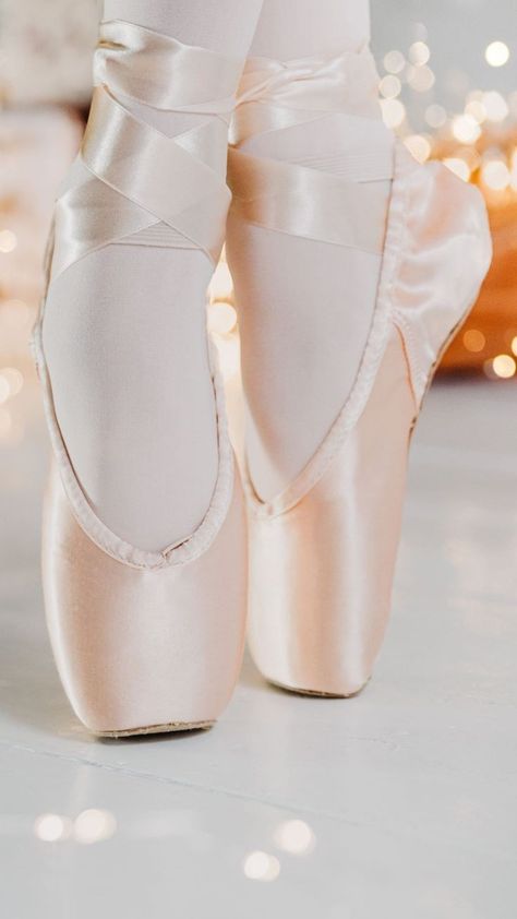 Shoe Wallpapers Iphone, Pointe Shoes Ballet, Pink Ballet Shoes, Ballet Pointe Shoes, Shoes Wallpaper, Android Phone Wallpaper, Iphone11 Pro, Ballet Inspiration, Iphone Black