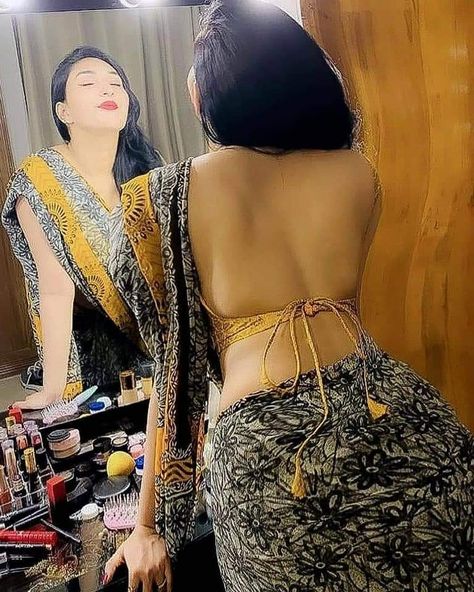 Saree Backless, Model Magazine, Arabian Beauty Women, Live Girls, Saree Models, Beautiful Smile Women, Dresses For Teens, Beautiful Saree