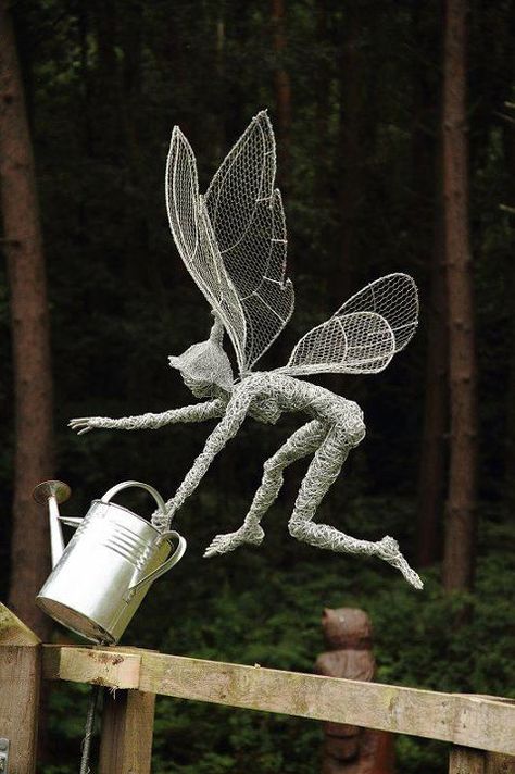 wire and chicken wire fairy Drátěná Socha, Robin Wight, Sculptures Sur Fil, Chicken Wire Sculpture, Fantasy Wire, Wire Fairy, Wire Sculptures, Stone Engraving, Arte Inspo