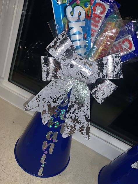 Megaphone Candy Bouquet 💙 Homecoming Megaphone Decorations, Cheer Megaphone Candy Bouquet, Cheerleading Gifts For Team Diy, Cheerleading Gift Basket, Megaphone Candy Bouquet Diy, Megaphone Candy Bouquet, Cheer Party Favors, Homecoming Gifts For Cheerleaders, Cheer Gifts Diy