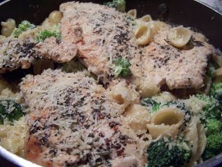 Chicken Con Broccoli, Chicken Olive Garden, Olive Garden Copy Cat, Garlic Herb Chicken, Olive Garden Recipes, Herb Chicken, Chicken Main Dishes, My Recipes, Broccoli Recipes