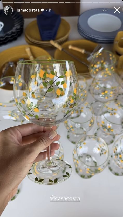 Draw On Glass Diy, Painted Wine Glass Aesthetic, Painting Stemless Wine Glasses, Gin Glass Painting Ideas, Painting Champagne Glasses, Painted Drinking Glasses, Spring Painted Wine Glasses, Wine Glass Painting Aesthetic, Drinking Glass Painting