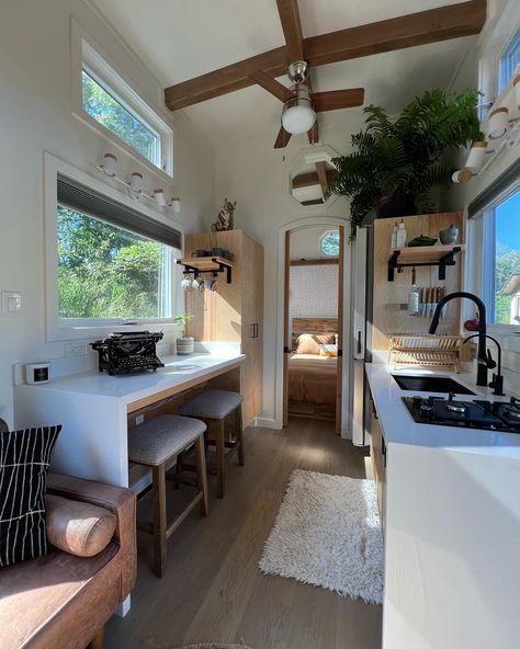 Inside Tiny Houses, White Kitchen Countertops, Tiny House Camper, Tiny House Luxury, Tiny House Interior Design, Tiny House Loft, Stylish Interior Design, Tiny House Floor Plans, Modern Tiny House