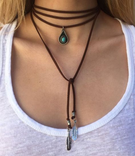 Gargantilla en cuero café con accesorios. Best Jewelry Stores, Bohemian Earrings, Bijoux Diy, Bohemian Jewelry, Boho Necklace, Diy Necklace, Leather Jewelry, Leather Cord, Jewelry Supplies