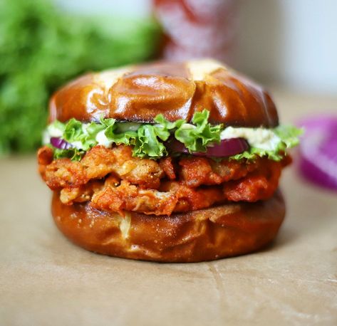 Sriracha Oyster Mushroom Sandwich Oyster Mushroom Sandwich, Mushroom Sandwich Recipes, Vegan Buffalo Chicken, Buffalo Chicken Sandwich, Mushroom Sandwich, Buffalo Chicken Sandwiches, Oyster Recipes, Mushroom Burger, Oyster Mushroom