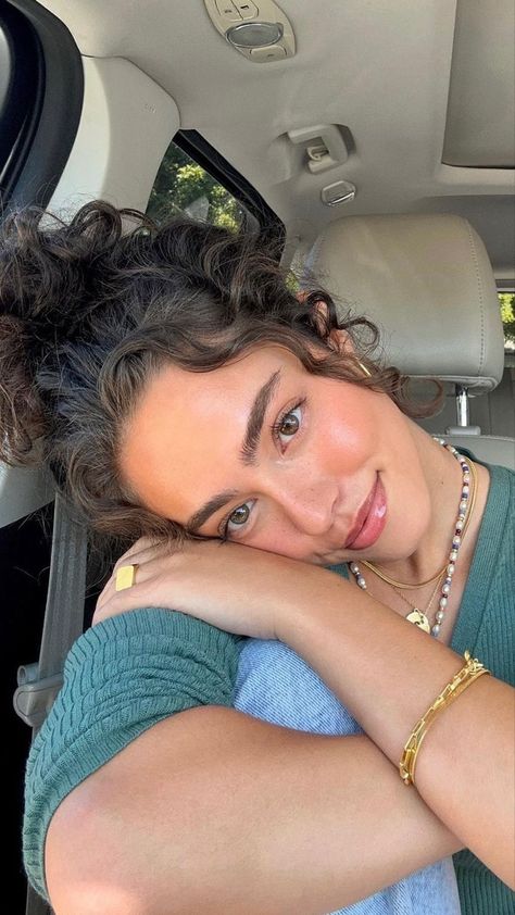 Clean Girl Aesthetic Curly Hair, Brunette Curly Hair Girl, Kiana Davis, Curly Hair Selfie, Short Curly Wavy Hair, Brunette Curly Hair, Curly Brunette, Wavy Curly Hair, Curly Hair Inspiration