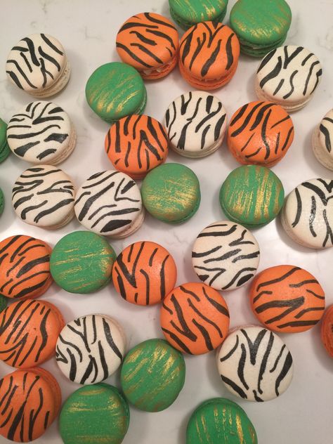 Zoo Themed Party, Macaron Decoration, Birthday Party Safari, Jungle Safari Cake, Pocoyo Birthday, Safari Baby Shower Cake, Jungle Theme Cakes, Safari Cookies, Zoo Birthday Party