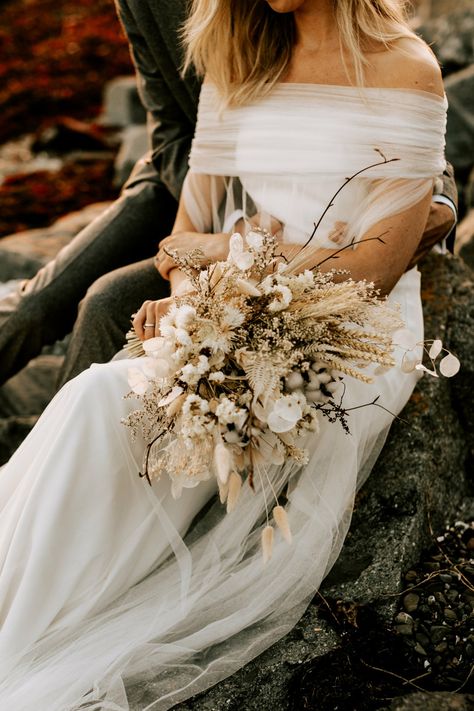 Get The Trend: 15 Dreamy Dried Flower Bouquets for Your Wedding Dried Bouquet Wedding, Bridal Flower Arrangements, Dried Flower Bouquet Wedding, Dried Flower Bouquets, Dried Flowers Wedding, Dried Bouquet, Diy Wedding Bouquet, Wedding Flower Inspiration, Bouquet Design