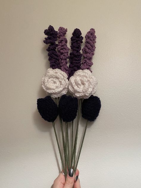 Black Crochet Bouquet, Black Crochet Flower Bouquet, Halloween Crochet Bouquet, Aesthetic Noir, Crochet Bouquets, 2023 Dump, Red Flower Bouquet, Crochet Plants, Flower Bunches