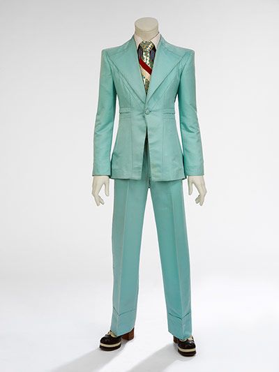 Bowie: David Bowie: Life on Mars Bowie Life On Mars, David Bowie Fashion, David Bowie Ziggy, Aladdin Sane, Life On Mars, Ziggy Stardust, I Love Music, Suit Designs, Victoria And Albert