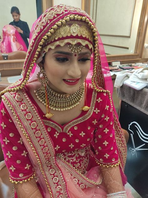 Koshur Bride (kashmiri bride) Kashmiri Bride, Pretty Gold Necklaces, Indian Bride Makeup, Indian Bridal Outfits, Bride Makeup, Gold Necklace Designs, South Asia, Bridal Outfits, Indian Bridal