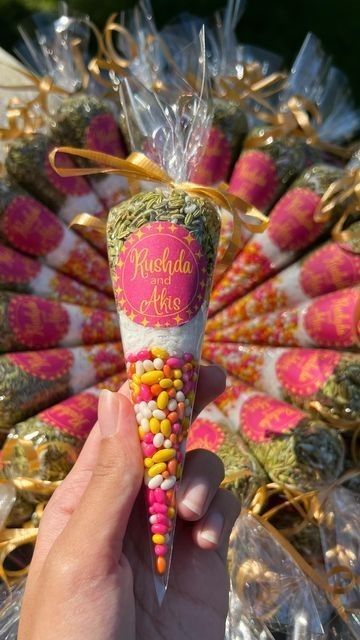 Mehndi Favours, Dholki Ideas, Small Wedding Decor, Nikah Decor, Wedding Gift Hampers, Mehendi Decor Ideas, India Nature, Cozy Gifts, Indian Wedding Favors