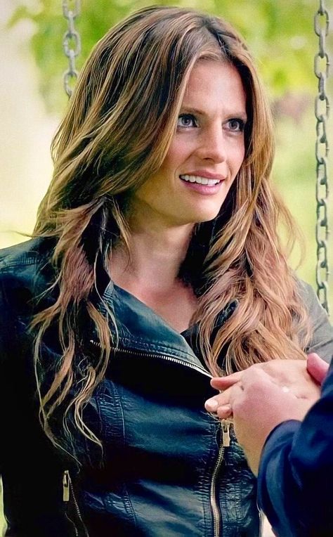 𝐆𝐮𝐬 𝐇𝐚𝐲𝐝𝐨𝐧 🕊 on Twitter: "❤️✨Kate Beckett ✨❤️ Rick Castle: “Katherine Houghton Beckett, will you marry me?”💍 #StanaKatic #KateBeckett… " Rick Castle, Castle Tv, Kate Beckett, Haircut And Color, Stana Katic, Hollywood Celebrities, Girl Crush, Marry Me, Hair Goals