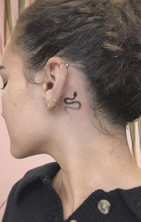 Back Ear Tattoo, Behind The Ear Tattoos, Amor Tattoo, Behind Ear Tattoos, Cartilage Ear Cuff, Ear Tattoos, Ear Lobe Piercings, Hand Poked Tattoo, R Tattoo