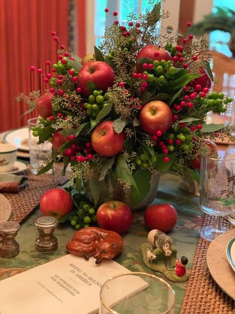 Shab Yalda Decoration, Nowruz Table, Fall Centerpiece Ideas, Holiday Floral Arrangements, Fruit Centerpieces, Hotel Flowers, Wedding Archway, Christmas Spectacular, Flower Box Gift