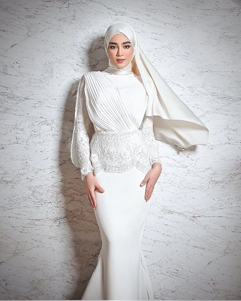 SHANELL HARUN on Instagram: “@uyainaarshad in #shanellharun runway piece. . @majalahnona Edisi Perkahwinan February 2020.” Malaysian Dress, Tattoos Architecture, Malay Wedding Dress, Hijab Stile, Animals Tattoos, Nikah Outfit, Travel Humor Quotes, Hijab Dress Party, Muslimah Wedding Dress