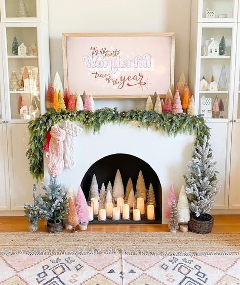 Old Fashion Christmas Float Ideas, Coral Christmas Decor, Anthro Christmas, Christmas Fireplace Mantels, Christmas Mantel Decor, Mantel Decor Ideas, Decorating Ideas Christmas, Boho Christmas Decor, Christmas Apartment