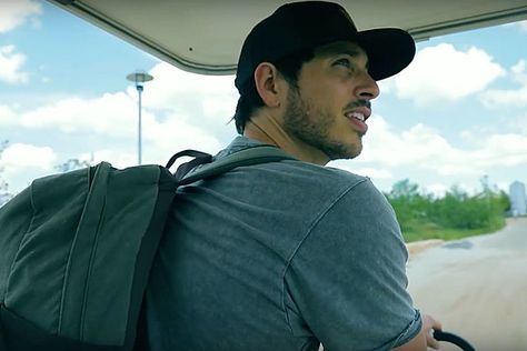 Morgan Evans Explores the U.S. and Has Fun Doing It in 'American' Video Sunshine Skillet Bob Evans, Morgan Wallen Singing Videos, Kelsea Ballerini And Morgan Evans, Live Morgan, Morgan Evans, American Video, Kelsea Ballerini