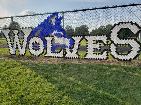 Spirit fence. We used Put In Cups. PTA PTSA middle school Middle School Playground Ideas, Homecoming Field Decorations, School Beautification Ideas, Campus Beautification, Feild Day, Baseball Banquet, Homecoming 2024, School Hallway, Pta Ideas