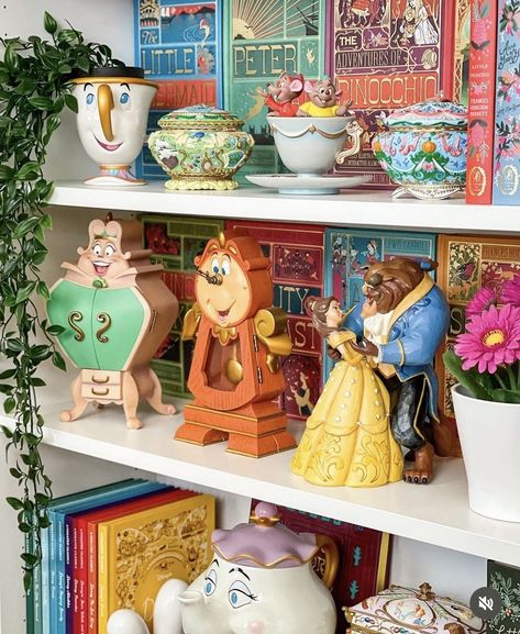 Disney Shelf, Disney Decor Bedroom, Disney At Home, Casa Disney, Funko Pop Display, Disney Bedrooms, Disney Room Decor, Magic Crafts, Disney Rooms