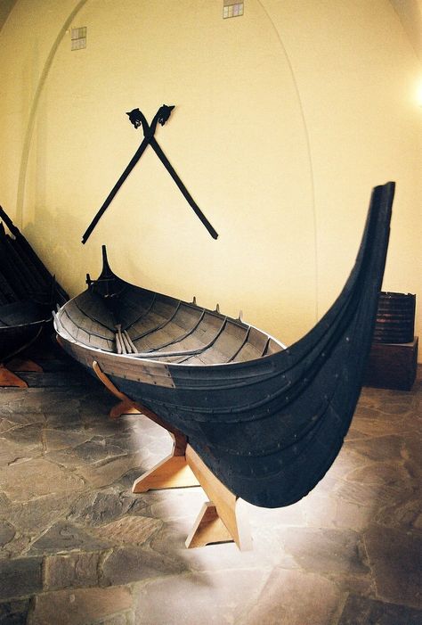 https://flic.kr/p/8LRCGq | Gokstad seksaering | Six-oared boat found with the Gokstad Ship Viking Longboat, Viking People, Viking Boat, Viking Ships, Viking Life, Viking Culture, Viking Ship, Old Norse, Viking History